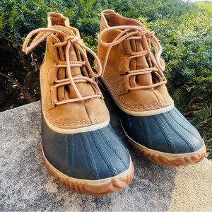 Sorel Tan and Black Winter Boots Waterproof Lace-Up
